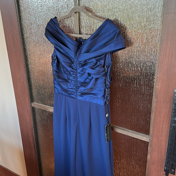 Tadashi Shoji BENZ PLEATED PORTRAIT COLLAR GOWN in blue size large. NWT - Picture 11 of 12